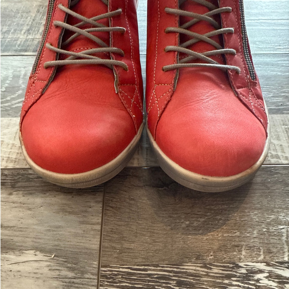 Cloud Aika Womens High Top Sneaker Shoe Red Leather 7.5 Comfort Easy On Side Zip - Picture 3 of 13